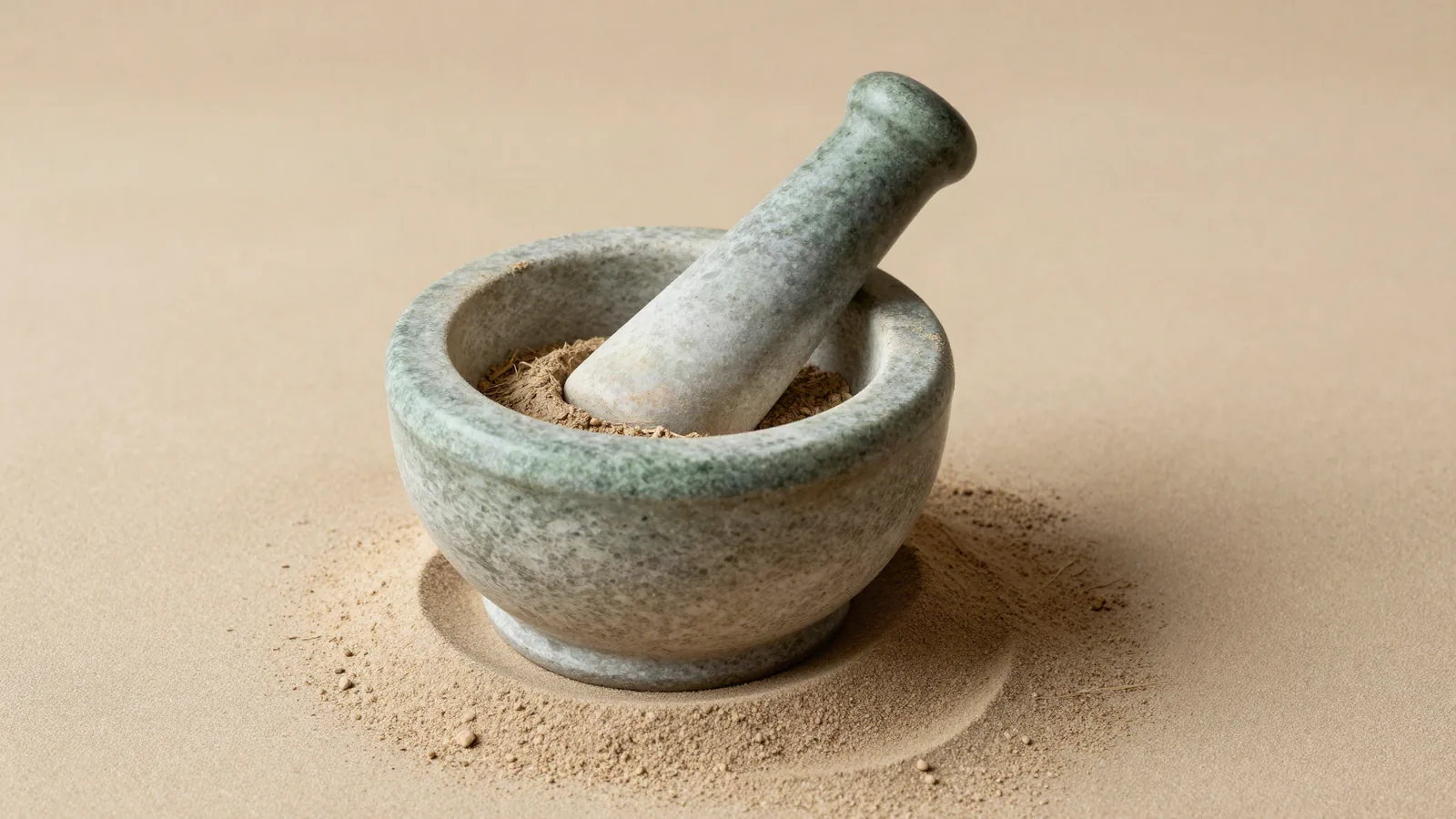 Pilão e almofariz de pedra clara com pó fino de raiz de ashwagandha