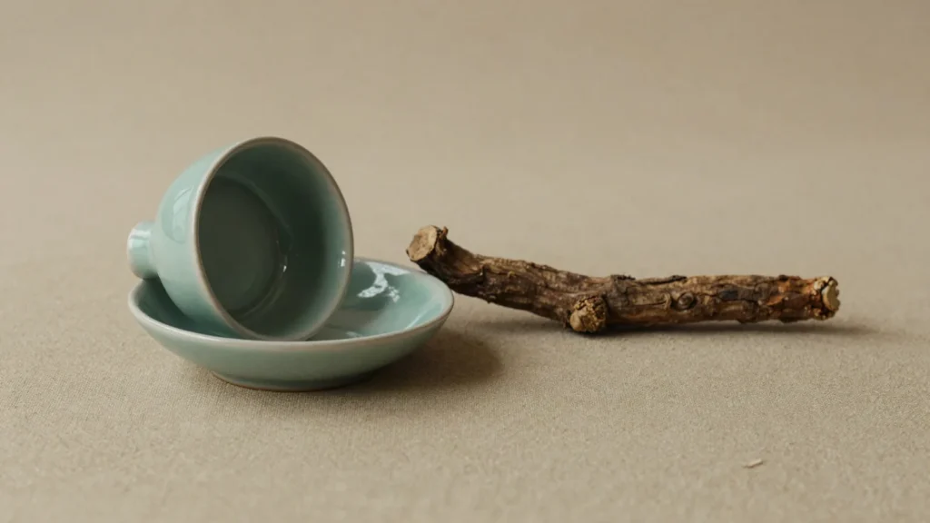 Prato de ceramica virado para baixo ao lado de raiz seca de ashwagandha